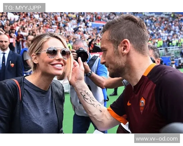 昔日罗马太太团重聚托蒂德罗西前妻携现任伴侣共享度假时光